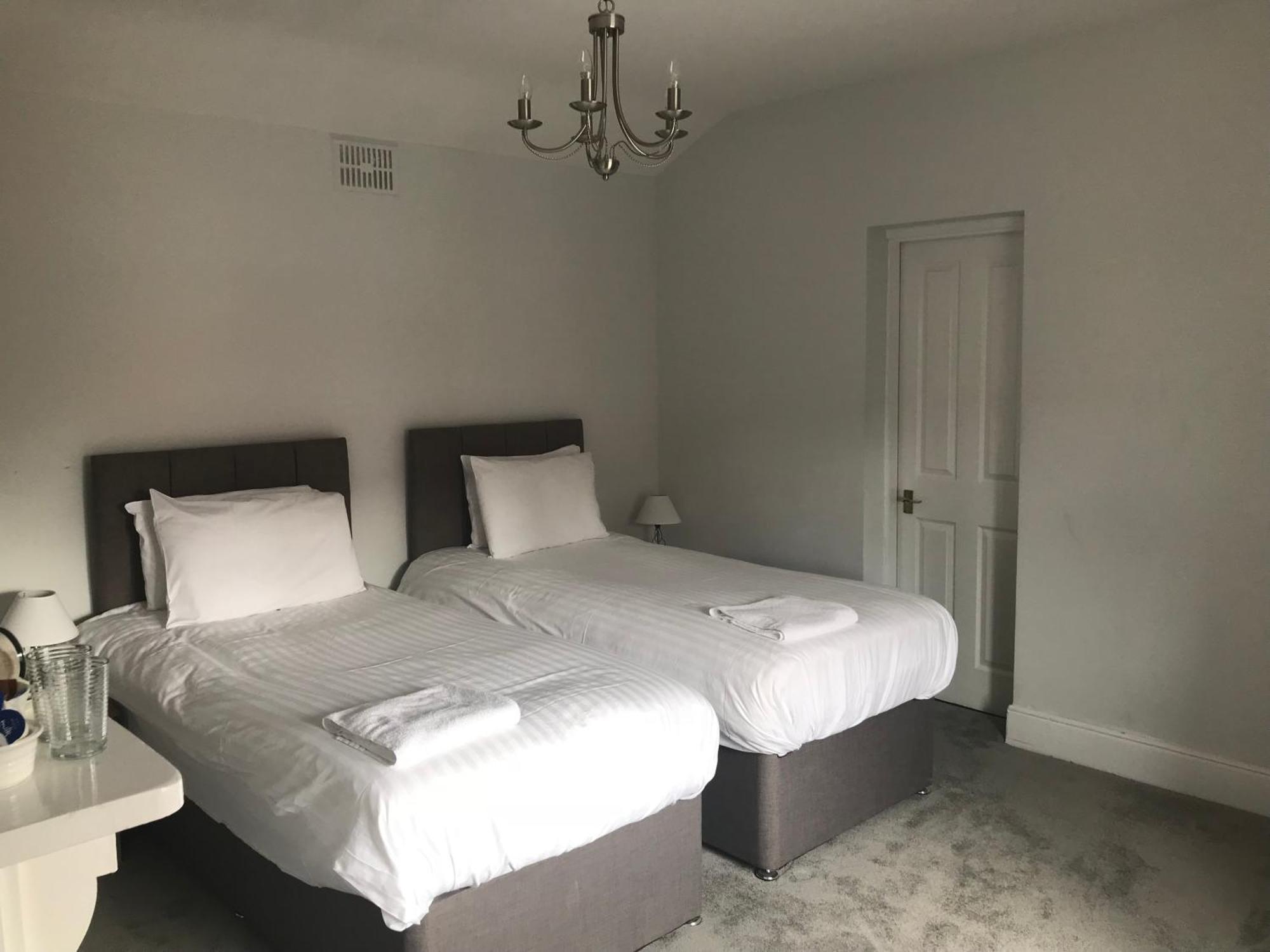 St. Lawrence Hotel Устър Екстериор снимка